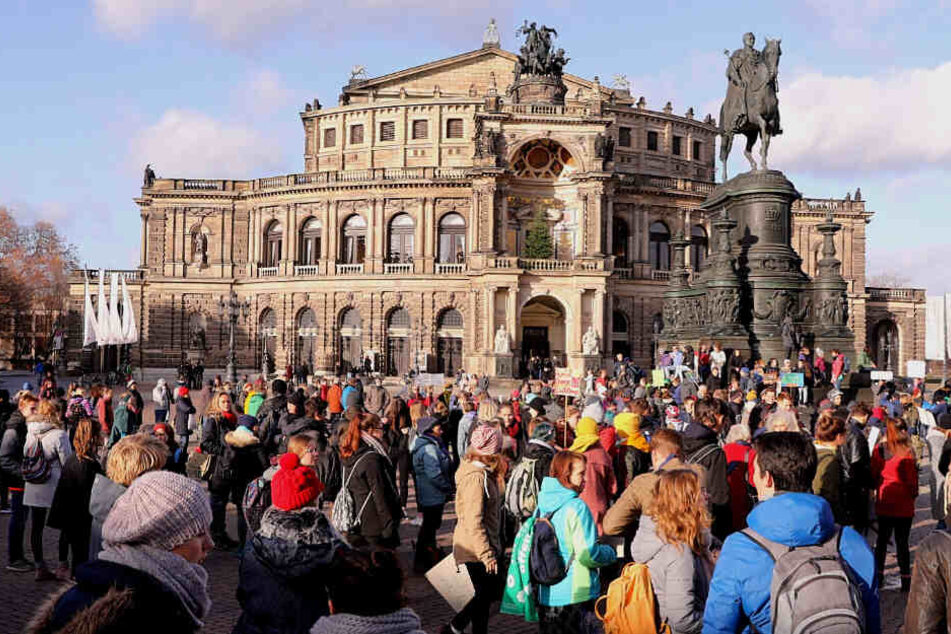 Die Protestler trafen gegen 13 Uhr zusammen.