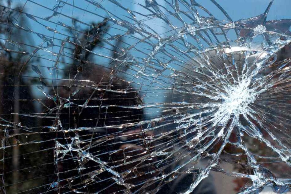 Unter anderem wurden mehrere Fensterscheiben von den Stahlkugeln beschädigt. (Symbolbild)