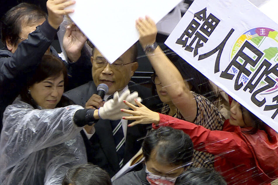 Su Tseng-chang (73, M.), Ministerpräsident von Taiwan, spricht im Parlament, als er mit Schweineinnereien beworfen wird.