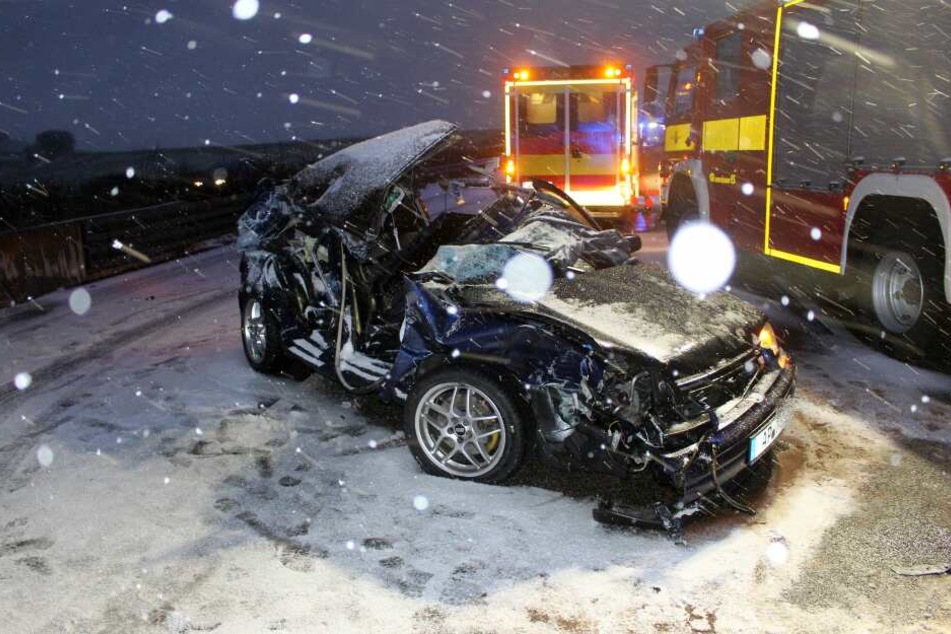 Die Feuerwehr musste den Fahrer aus seinem Auto schneiden.