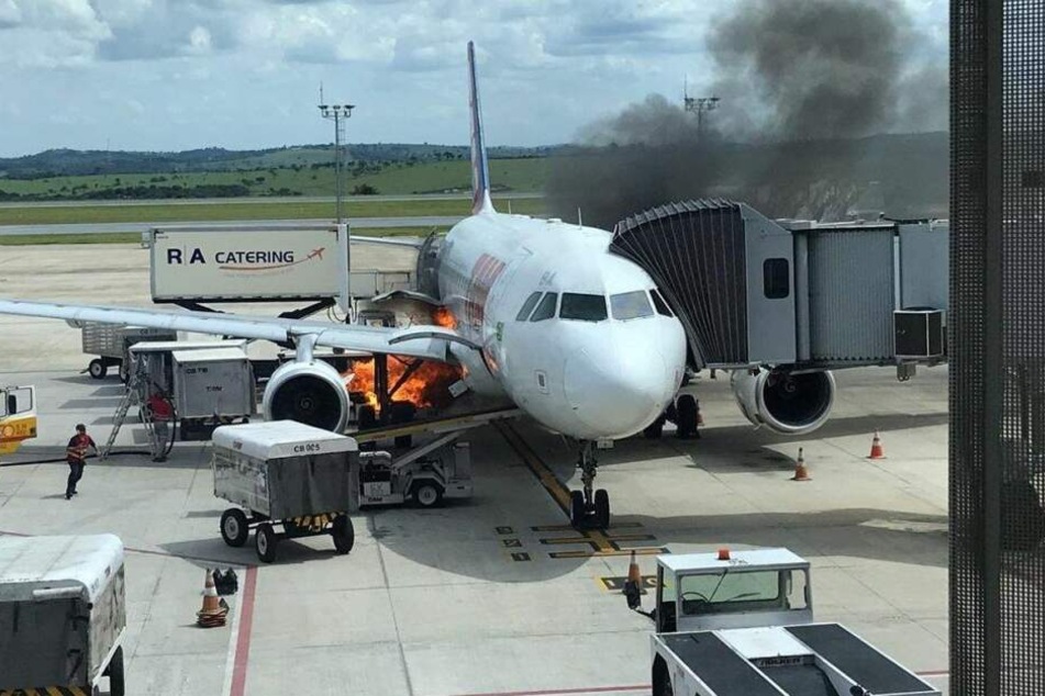 Nach der Landung brannte es unter dem Flugzeug.