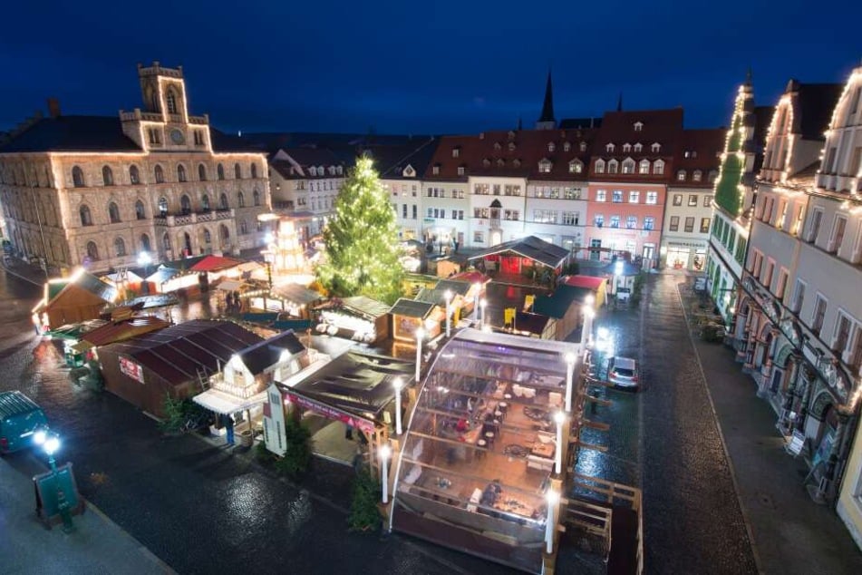 Die Buden und Stände am Theater- und auf dem Marktplatz machen in Weimar als Wintermarkt noch bis Sonntag weiter. (Archivbild)