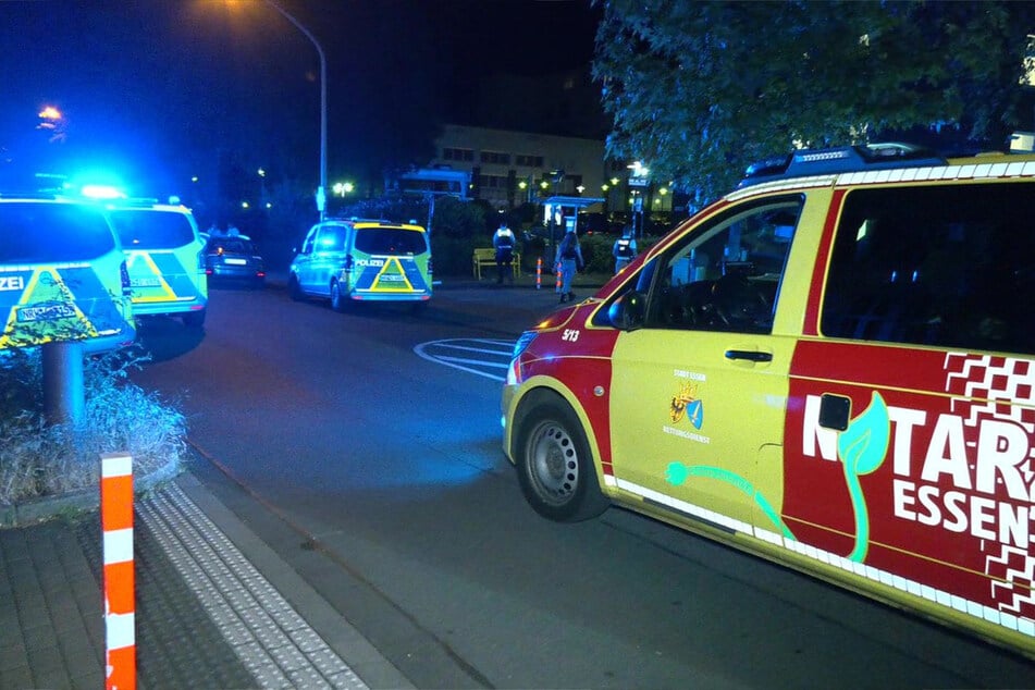 Mehrere Einsatzkräfte trafen vor dem Girardethaus ein.