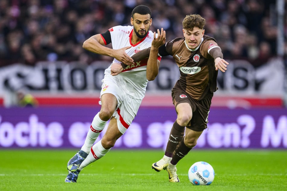 Das Hinspiel konnte der FC St. Pauli um Philipp Treu (24, r.), hier im Zweikampf mit Josha Vagnoman (24), gegen den VfB Stuttgart für sich entscheiden.