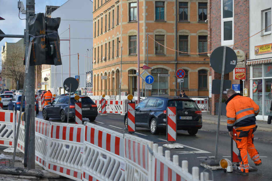 In der Limbacher Ecke Fritz-Matschke-Straße staut sich der Verkehr wegen einer neuen Baustelle.