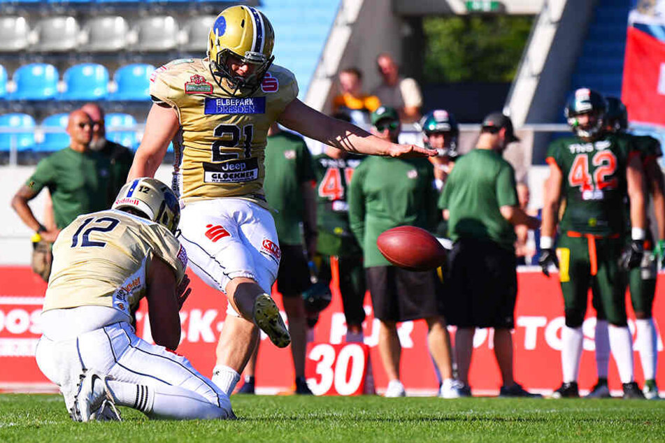 Florian Finke (vorne-rechts) erzielt ein Fieldgoal für die Monarchs.