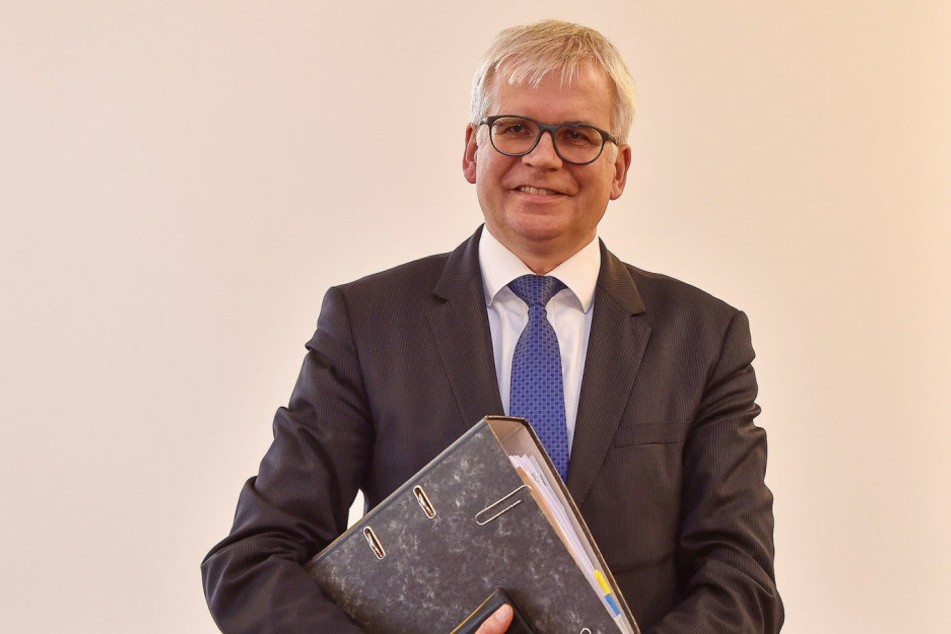 Finanzbürgermeister Hartmut Vorjohann (53, CDU) würde statt Garagenkomplexen lieber neue Wohnungen sehen.