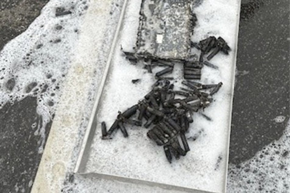 Die heißen Akkus wurden außerhalb des Gebäudes in einem Metallbehälter gekühlt.