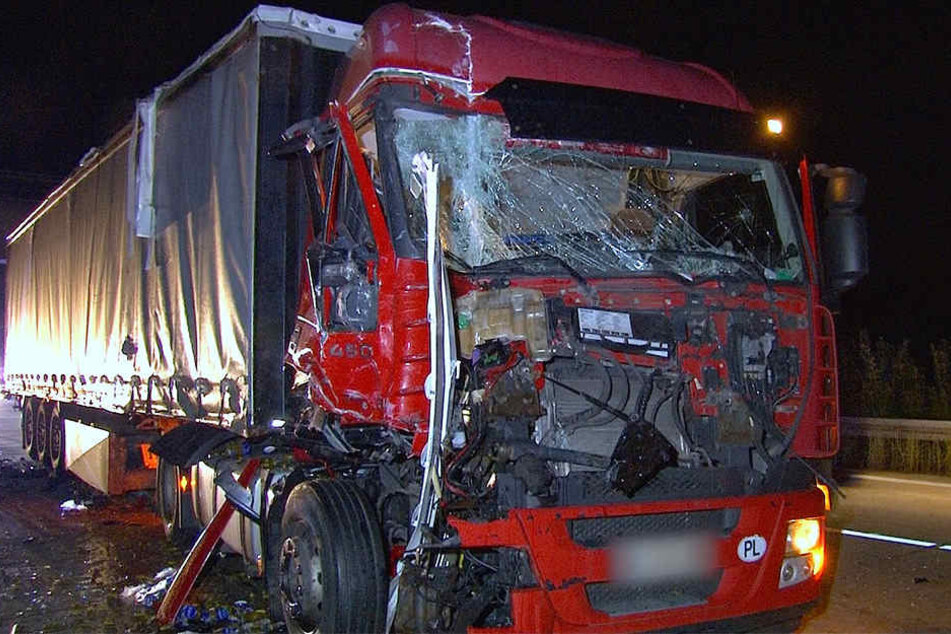 Wie durch ein Wunder konnte sich der Unfallverursacher unverletzt aus seinem zerstörten Führerhaus befreien.