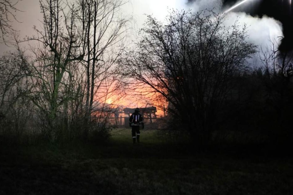 Das Feuer griff auch auf nebenstehende Gebäude über. Eine Hecke sowie ein Auto brannten ab.