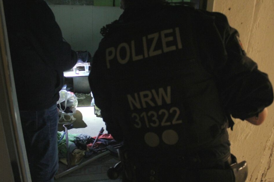 Die Beamten durchsuchten insgesamt 17 Objekte im Rheinland.