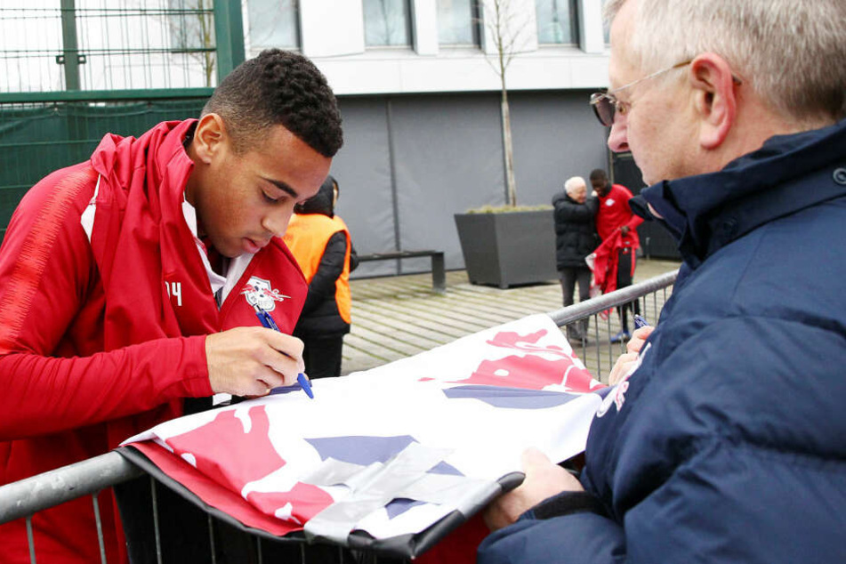 Hat nach dem Training am Cottaweg schon mal für Mittwochabend geübt: Neuzugang Tyler Adams (19) beim Autogramme schreiben.