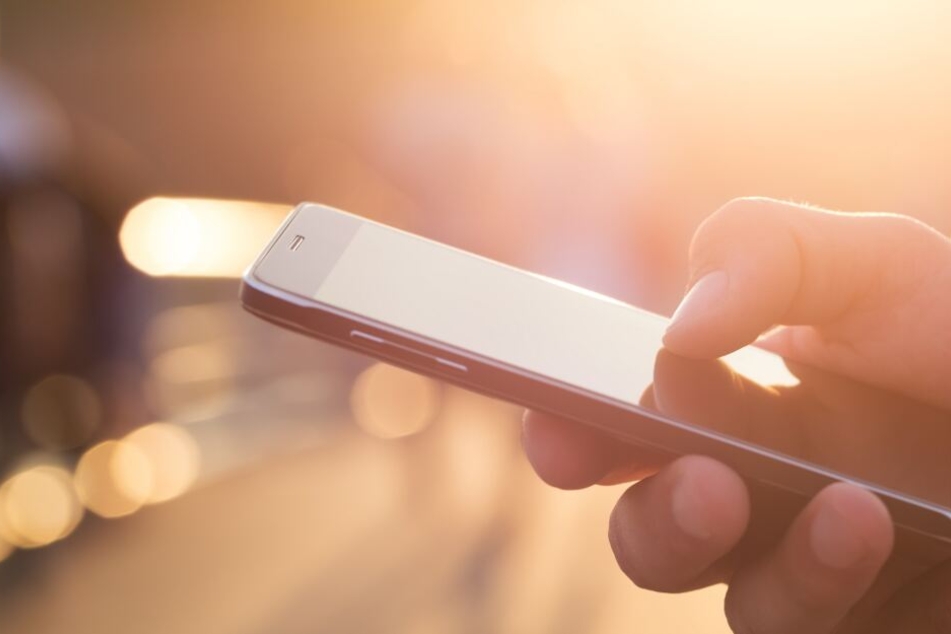 Die junge Frau fixierte nur das Smartphone und bekam von der Bahn nichts mit. (Symbolbild)