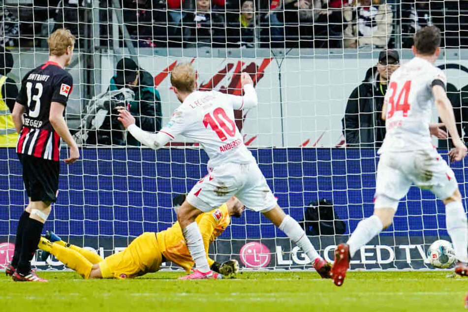 Berlins Sebastian Andersson (M) schießt an Frankfurts Torwart Kevin Trapp vorbei das Tor zum 0:2.