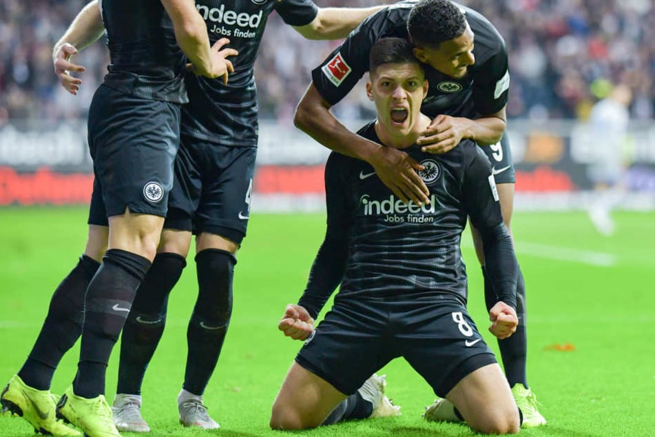 Erst kürzlich sprach man in Frankfurt davon, die Kaufoption bei Luka Jovic (Re., kniend) zu ziehen.