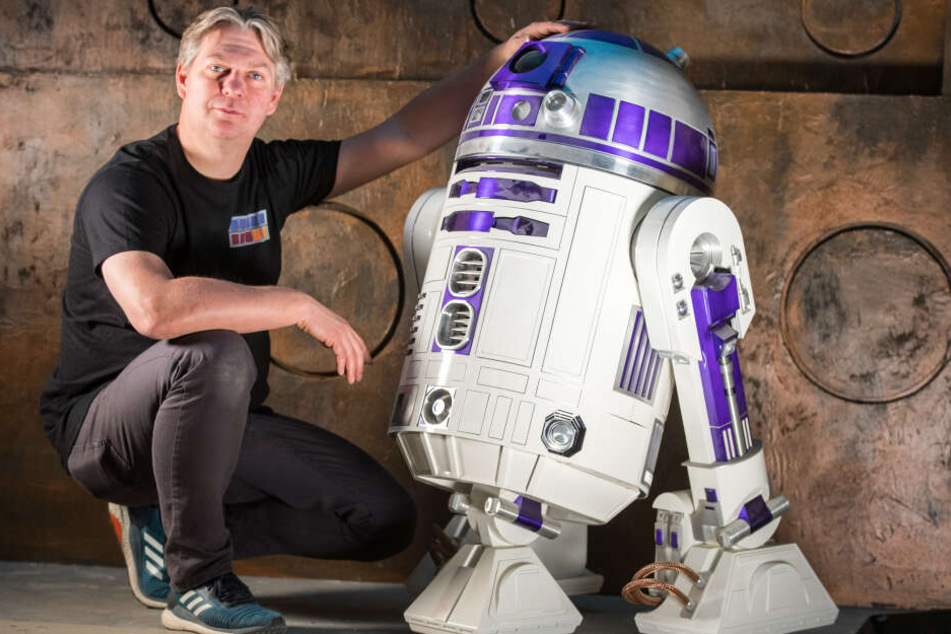 Marc Langrock zeigt einen funktionstüchtigen Nachbau des legendären Roboters R2-D2.