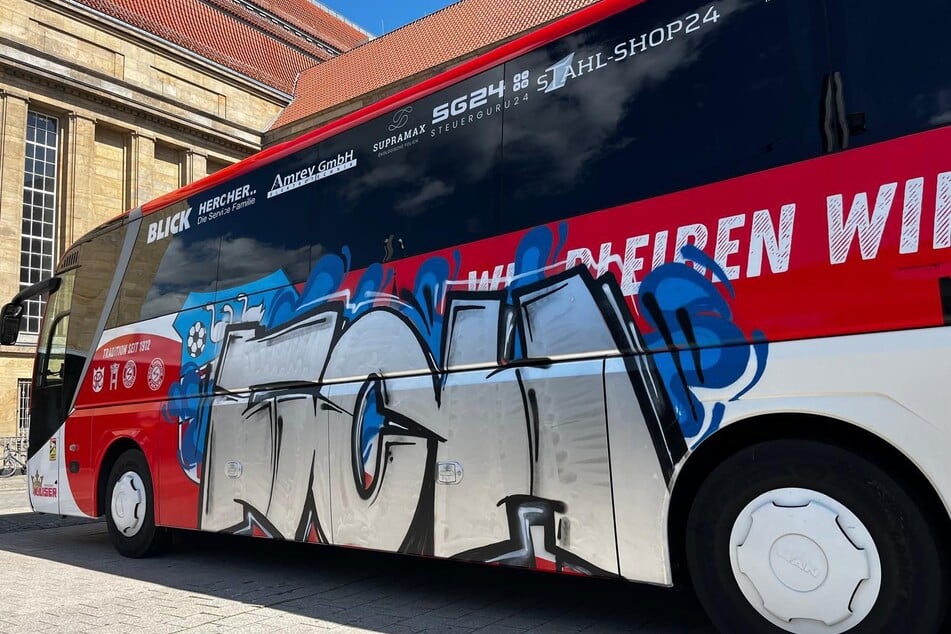 Vor wenigen Wochen wurde auch der FSV-Bus mit "FCH" beschmiert.