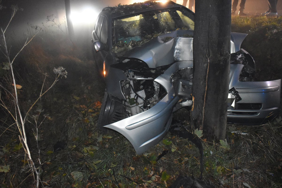Der Toyota des Unfallfahrers ist nach dem Crash nur noch Schrott.