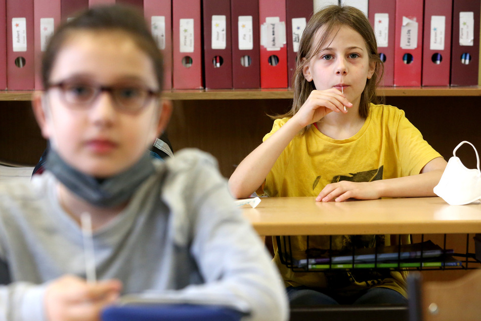 Mit dem Test sollen alle mehr als 730.000 Schülerinnen und Schüler der knapp 3800 Grund- und Förderschulen zwei Mal pro Woche auf das Coronavirus gecheckt werden.