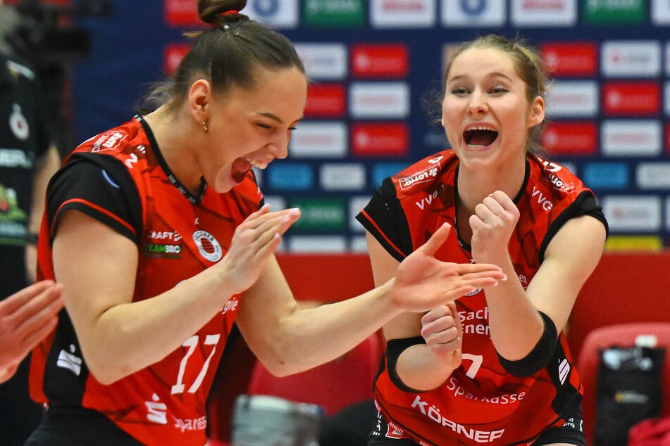 Lorena Lorber Fijok (22, l.) und Teresa Ziegenbalg (19) jubelten über den klaren Sieg - und das Ende der vielen englischen Wochen.