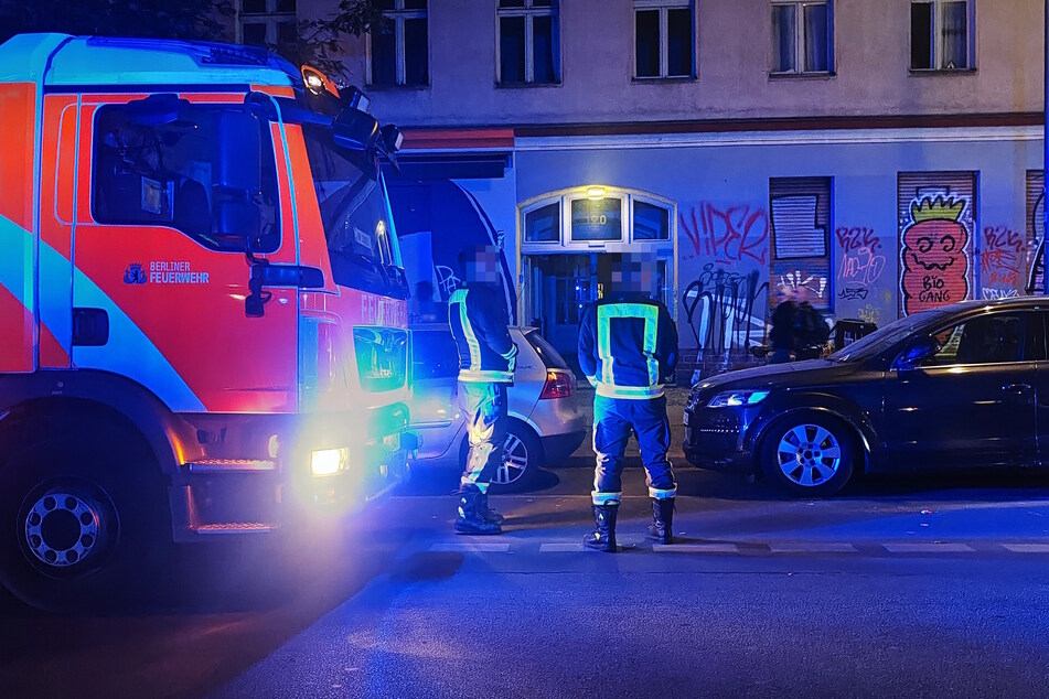 In der Wohnung wurden drei Bewohner gefunden, von denen zwei leicht verletzt wurden.