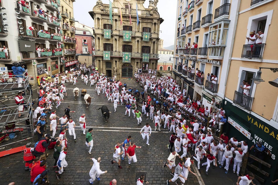 Die Stierhatz ist Teil des traditionsreichen Festes, sorgt jedoch auch jedes Jahr für zahlreiche Verletzte.