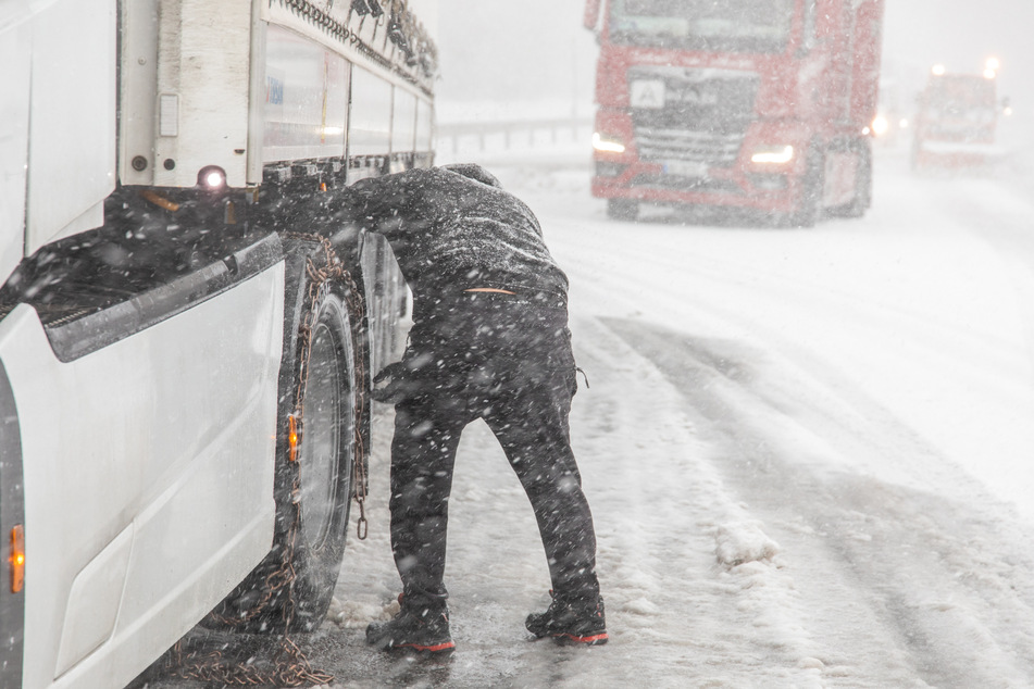 Einige Laster-Fahrer haben Schneeketten aufgezogen.