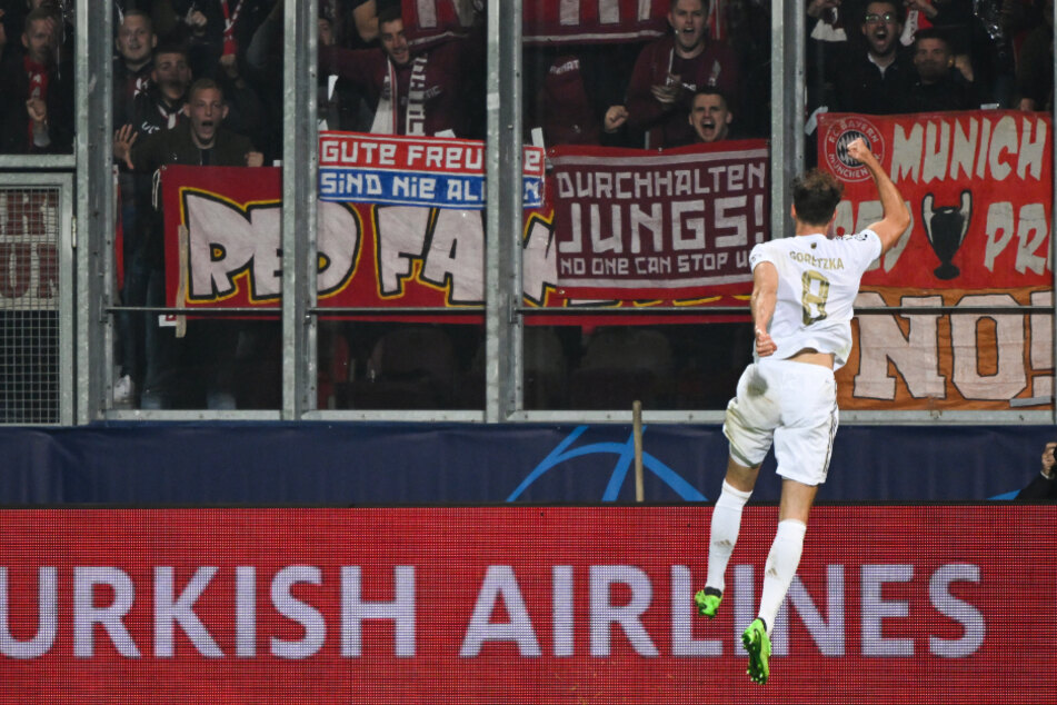 Leon Goretzka feiert seinen Treffer zum 3:0 vor den mitgereisten Münchner Fans.