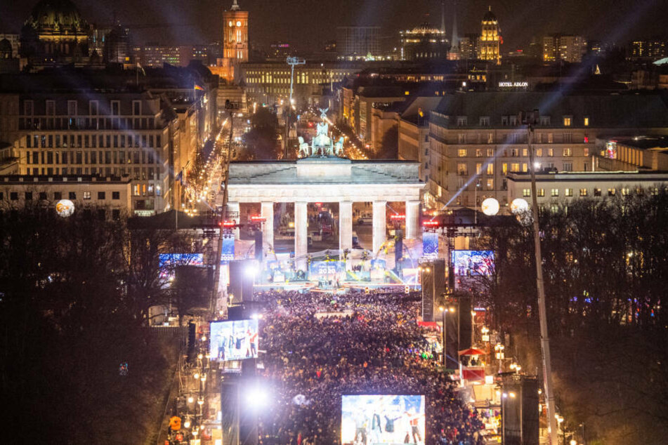 In den vergangenen Jahren feierten Hunderttausende auf der größten Silvesterparty Deutschlands. 2020 soll sie wegen Corona nun komplett abgesagt werden.