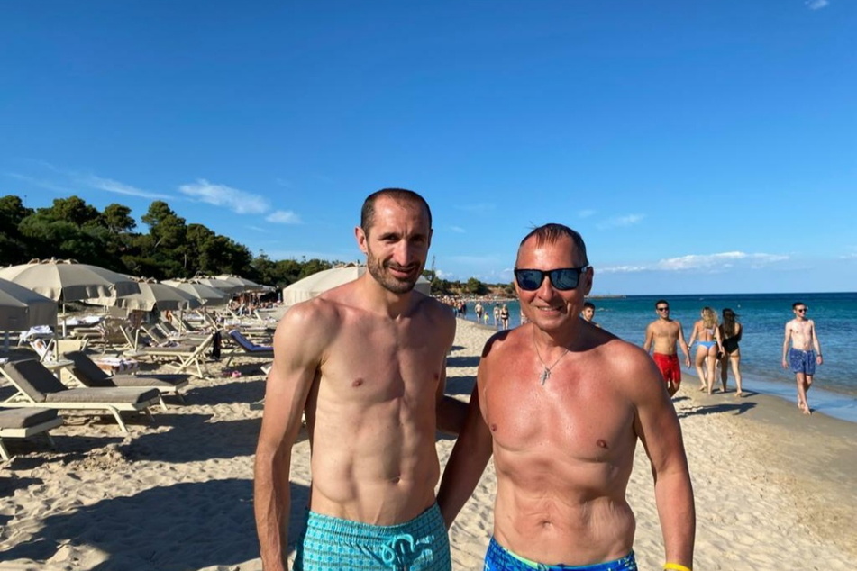 Neuzugänge müssen nicht nur sportlich eine gute Figur machen, sondern auch in Aues Budget passen. Helge Leonhardts Zwillingsbruder Uwe (62, r.) konnte Italiens EM-Helden Giorgio Chiellini (36) daher im Sardinien-Urlaub nur zum Erinnerungsfoto bewegen.