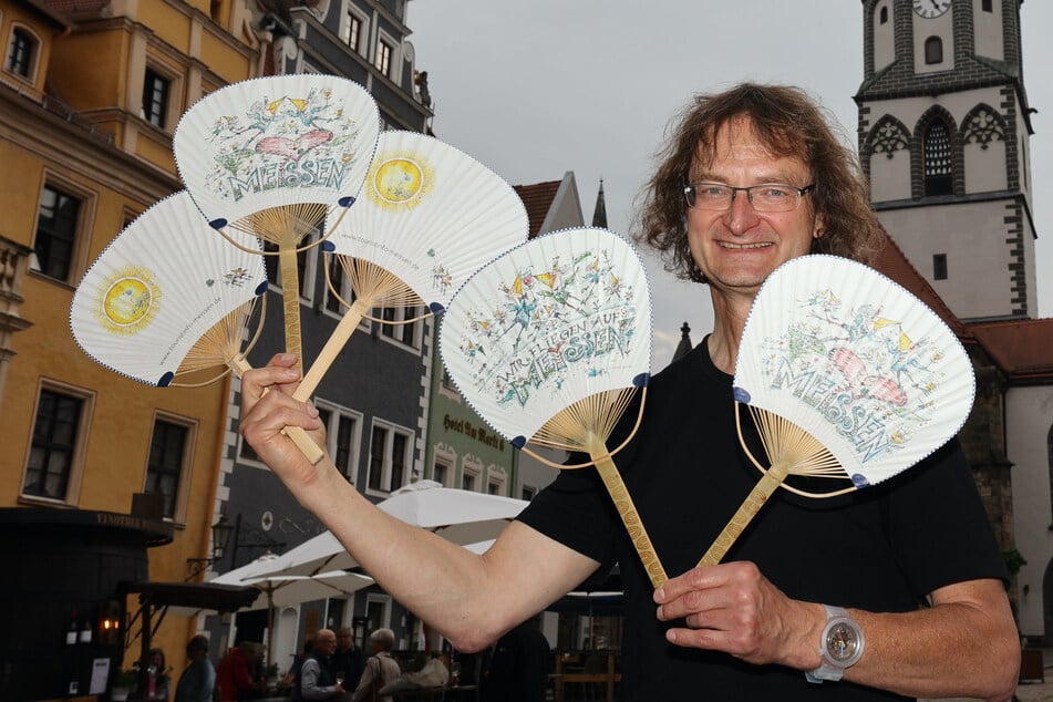 Künstler Kay "Leo" Leonhardt (59) zeigt seine japanischen Meißen-Fächer.