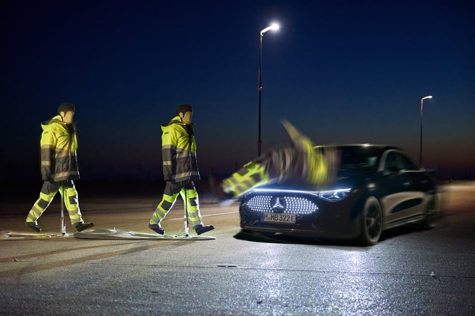 Der ADAC-Test zeigt: Ein Straßenwachtfahrer würde in seiner Kleidung von einem Notbremsassistenten in der Nacht übersehen werden.