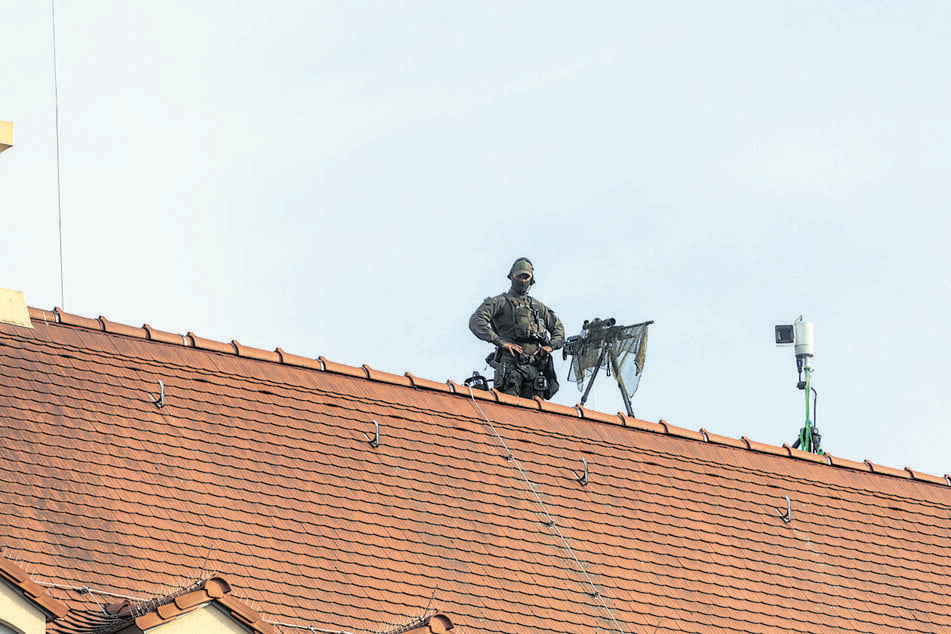 Ein Scharfschütze auf dem Dach - auch in Leipzig sind solche Spezialeinheiten im Einsatz.