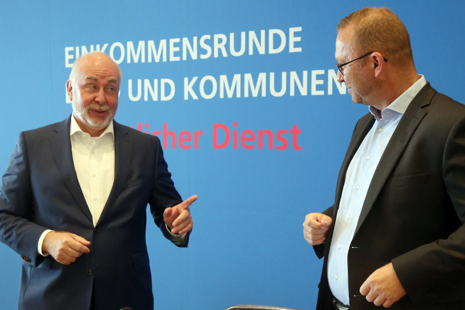 Ulrich Silberbach (59, l.), Bundesvorsitzender des dbb Beamtenbund, unterhält sich zu Beginn einer Pressekonferenz mit Frank Werneke (53), Vorsitzender von Verdi.