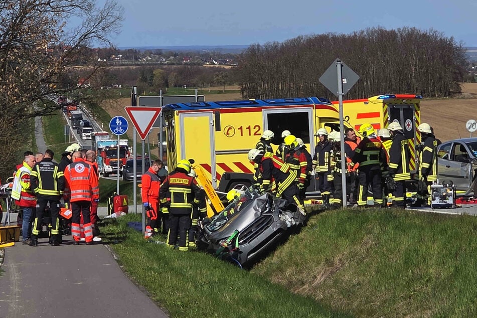 Um die 82-jährige Beifahrerin zu befreien, musste das gesamte Dach des Ford aufgesägt werden.
