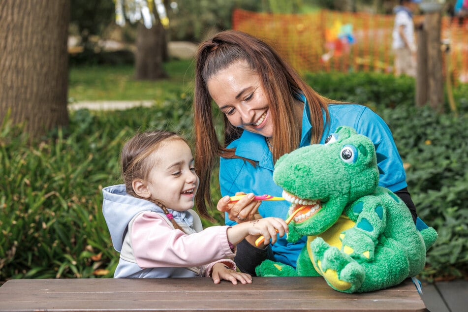 Zum Tag der Zahngesundheit besuchte am gestrigen Mittwoch die zahnmedizinische Fachangestellte der Stadt Dresden, Christiane Straube (37), die Kinderkrippe "Haus der Kinder 1". Mit Ella (3) putzte sie dort dem Dino Kroko das Gebiss.