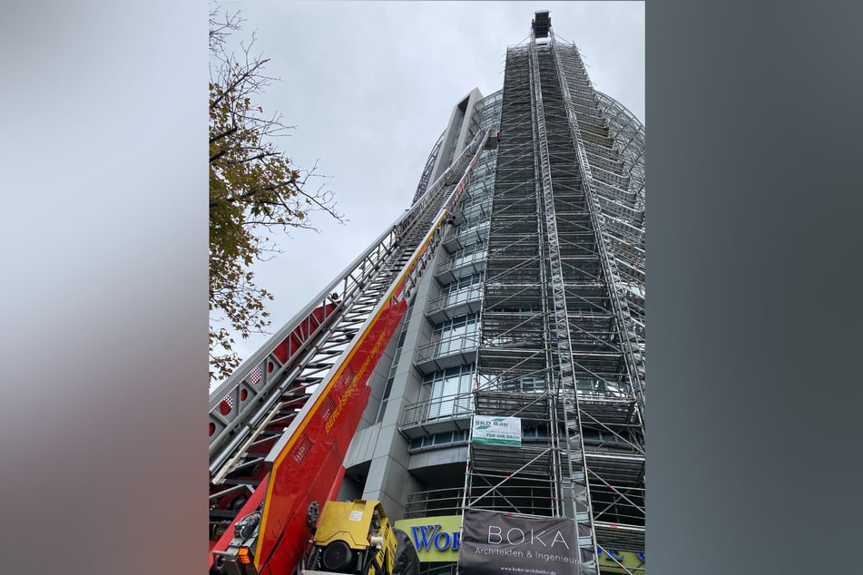 Per Außenfahrstuhl konnten die Einsatzkräfte ihre Ausrüstung aufs Dach des WTC bringen.