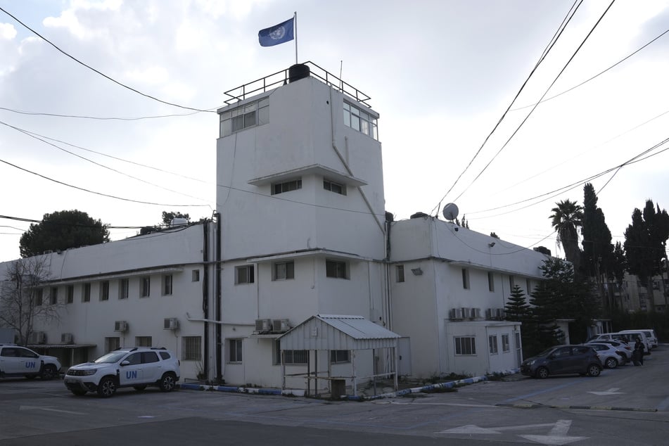 Ein Bürogebäude des Hilfswerks der Vereinten Nationen für palästinensische Flüchtlinge (UNRWA) steht im Flüchtlingslager Shuafat in Jerusalem.