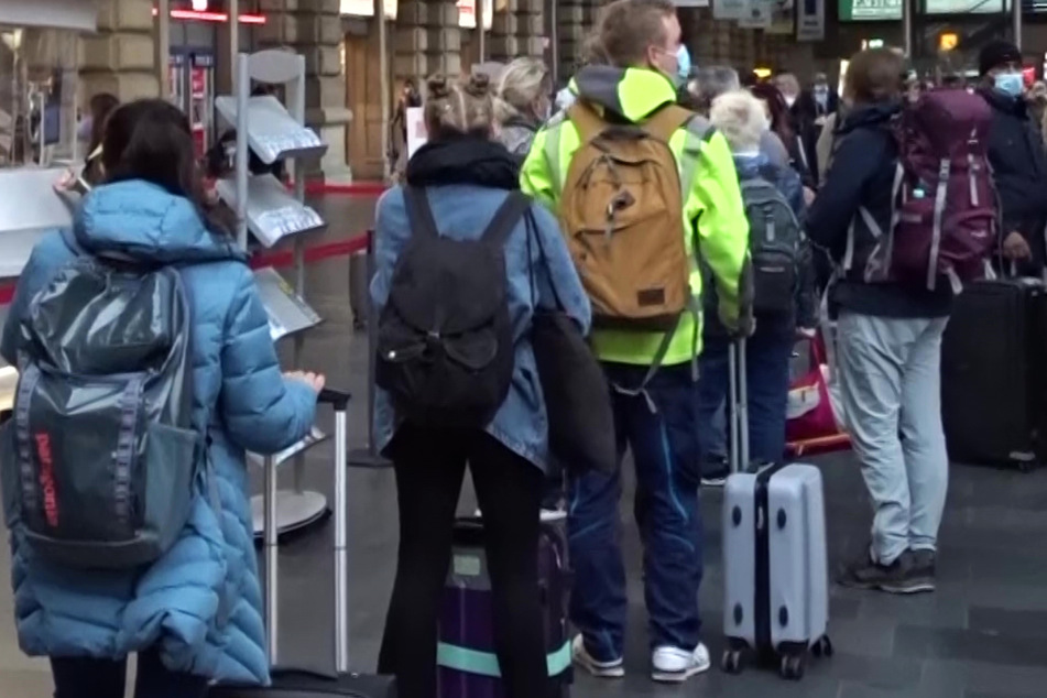 Viele Reisende strandeten am Hauptbahnhof Frankfurt, da wegen des Sturms zahlreiche Bahnverbindungen eingestellt wurde.