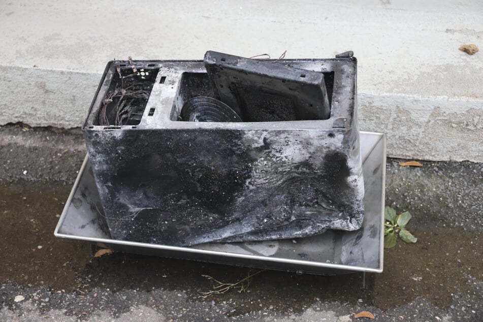 Eine Mikrowelle ging in Flammen auf.