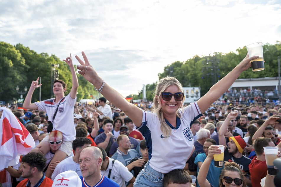 Zehtausende Fußballfans verfolgten bei der Euro vor zwei Jahren auf der Straße des 17. Juni jeweils ihre Mannschaft.