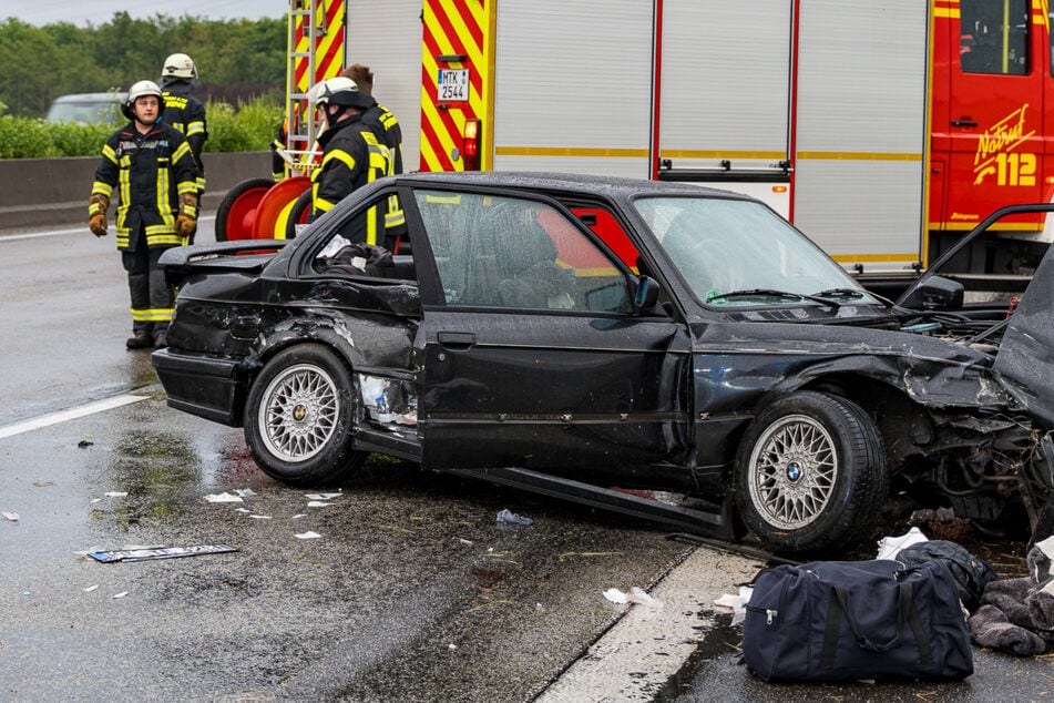 Der BMW wurde durch die Wucht des Aufpralls massiv beschädigt.