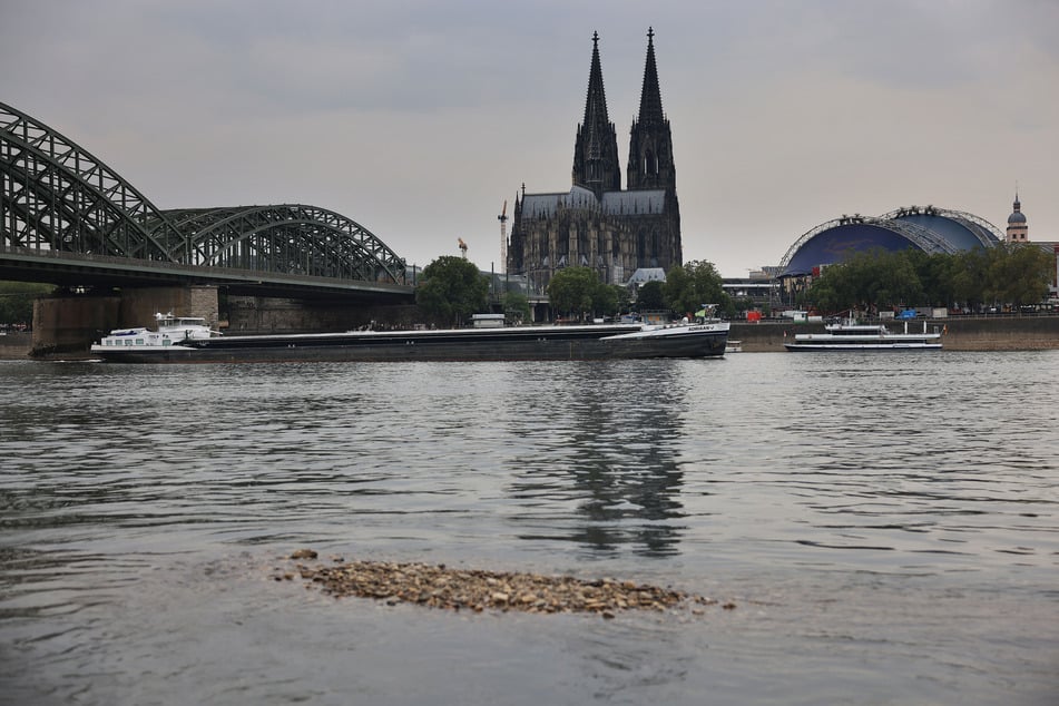 In Köln bleibt es Samstag vorerst grau in grau, am Sonntag soll das Wetter freundlicher und sonniger werden.