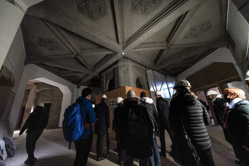 Der 40 Meter hohe Turm steht komplett frei im Beyer-Bau. So sollen Erschütterungen im Observatorium verhindert werden.