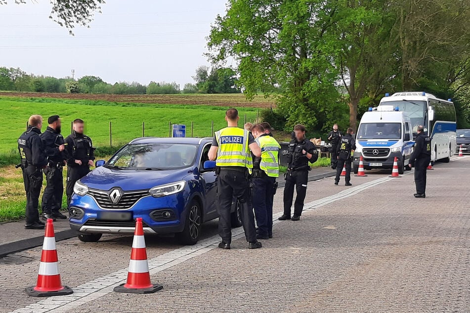 Die Polizei hat gewaltbereiten Fußballfans vor dem Champions-League-Spiel am Mittwochabend in Dortmund auf den Zahn gefühlt.