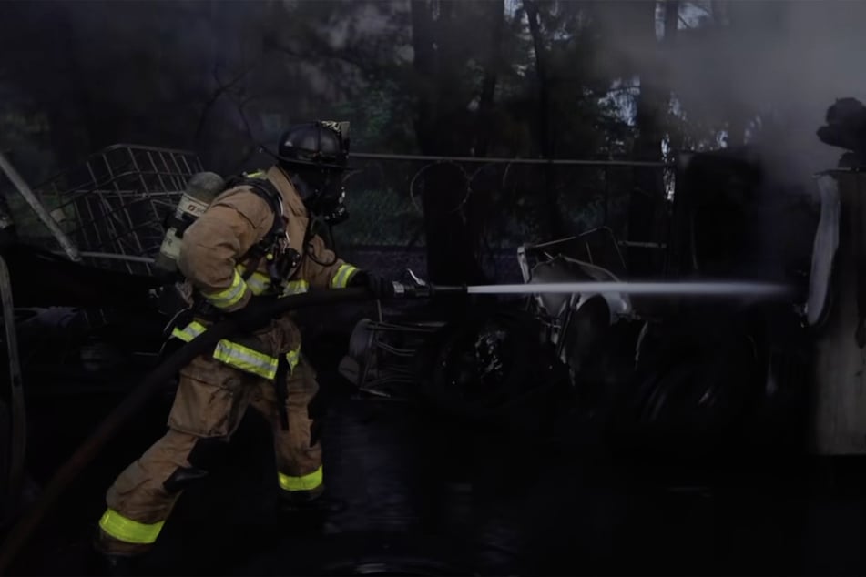 Bis in die Nacht arbeiteten sich die Einsatzkräfte der Feuerwehr "Miami-Dade Fire Rescue" durch die betroffenen Schrottplätze hindurch.