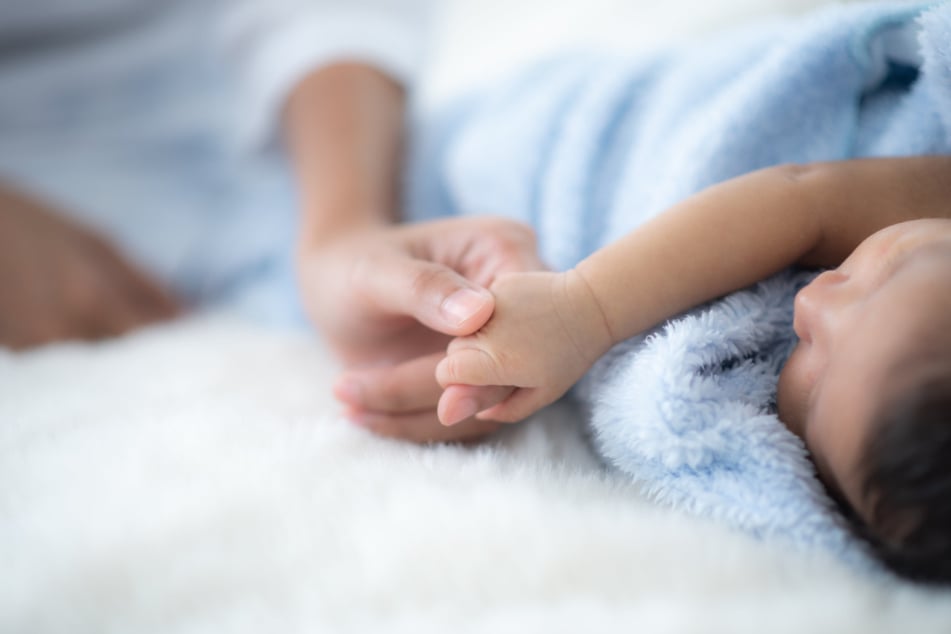 Ein DNA-Test brachte ans Licht, dass der Vater eines kurz nach der Geburt verstorbenen Babys ein 71-jähriger Mann ist. Die Mutter ist mit 13 Jahren selbst noch ein Kind. (Symbolbild)