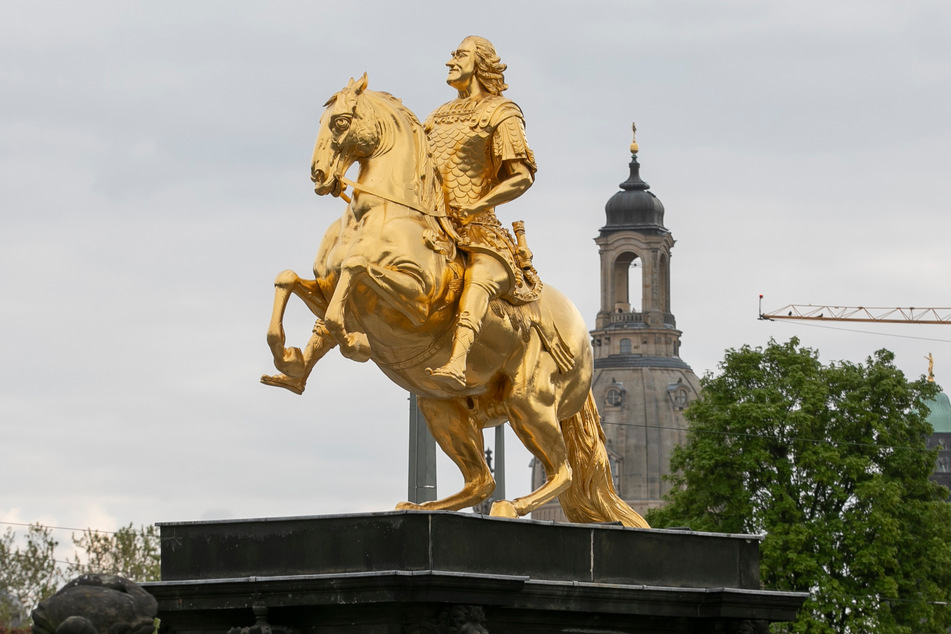 Der Goldene Reiter leitet den Weg zum Familienfest in Dresden.