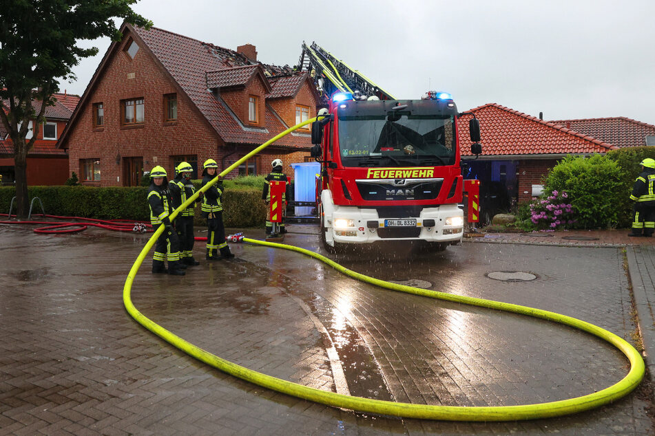Die Feuerwehr musste im Norden zu zahlreichen Einsätzen ausrücken. In Hamberge hatte ein Blitz in einem Gebäude eingeschlagen.