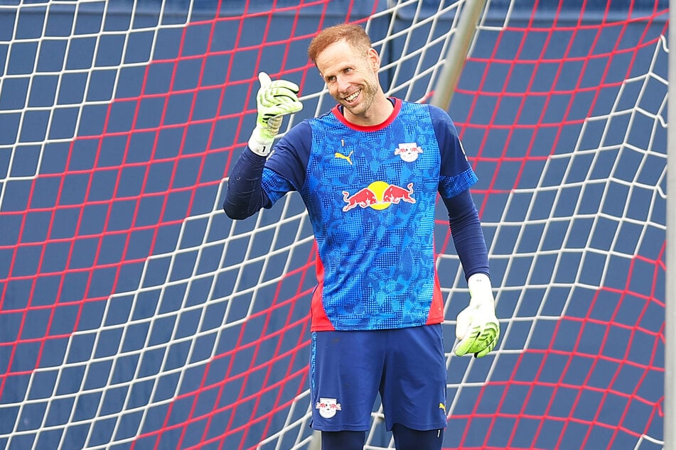 Er hat immer noch Bock: Auch nach 10 Jahren wird Peter Gulacsi (35) bei RB Leipzig nicht müde.
